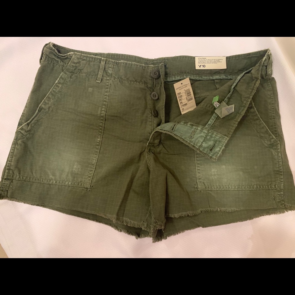 NWT American Eagle Women’s Shorts Distressed, size 10